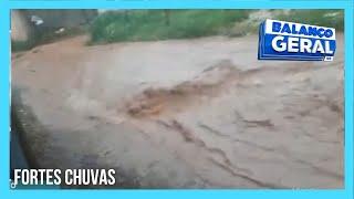 Forte chuva alaga ruas de São Sebastião (DF)