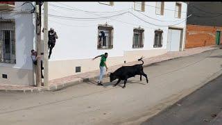 RECIBE DE SALIDA A UN TORO DE MARCEN QUE SALE COMO UN MISIL. Villarejo De Fuentes (cu)