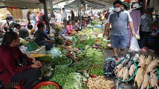 Boeng Trabek Plaza Market Show - Morning Daily Lifestyle of Vendors Selling Plenty Different Food