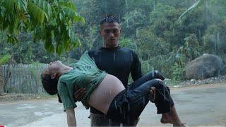 Manager accidentally saves 8 month pregnant woman in heavy rain