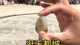 潘潘老师逛新疆和田玉玉都城大巴扎收一和田玉羊脂白玉黄沁佛祖画面籽料，你们看看像不像？#和田玉 #玉石魅力 #籽料 #玉文化   #新疆和田玉 挖玉人，挖玉第一现场，籽玉，原石，珠宝玉石，画面籽料，