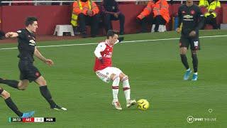 Mesut Özil - Outsmarting Opponents with Body Feints