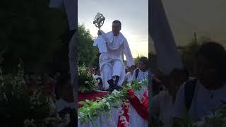 Mira lo qué ocurre cuando Sacerdote saca el Santísimo #shorts #milagro #video