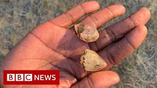 Hundreds of South Africans dig for 'diamonds' - BBC News