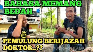 SIAPA SANGKAH KALAU PEMUDA PEMULUNG INI LULUSAN DOKTOR..???PINTAR DAN PANDAI