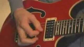 Paul Gilbert shows a fast lick and explains how to do it.