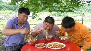 흐린날 먹으면 더 맛있는 매콤한 김치칼국수(Noodle Soup with Kimchi)