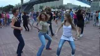 Rusas bailando cubaton (salsa open-air in Moscow 2012)/Танцуем кубатон на Мосту