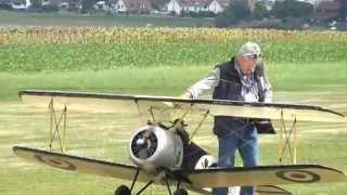 RC Pilot Rainer Mattle Fliegt seinen Big Scale Sopwith Camel Oldtimer Doppeldecker