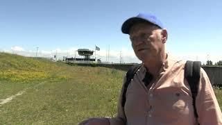 Marco van der Lee over al het bijzonders wat groeit op het Naviaduct in Enkhuizen.