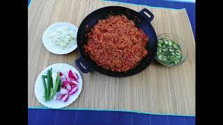 Gekochtes Bulgur mit Tomaten mit Salat, ganz lecker