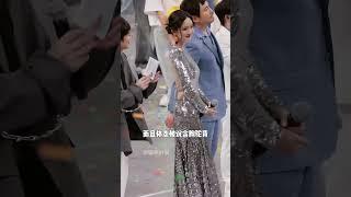 原來女星「露背禮服」也是有段位的，唐嫣赫本風，楊冪轉身露打底，趙雅芝擠出贅肉尷尬