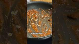 기름에 스프 볶고 마늘 쾅! 양배추 넣고 끓이다가 한 번 더 마늘! 미쳤다 이 조합, 돌·아이 라면 인정!