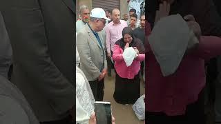 مجهزلكم لحمة وكوارع.. محافظ المنيا يمازح سكان عقار آيل للسقوط قبل نقلهم