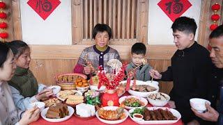 万物迎春，除夕团聚！全家人围桌吃年夜饭，阿嬷祝大家龙行龘龘|Spring Festival【闽湖阿嬤Fujian Grandma】