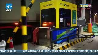 半挂车“掀翻”岗亭 驾驶员企图找人顶包