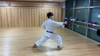 Arimoto-sensei demonstrating the ending of kata Bassai-sho