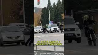 Полицейская погоня за мотоциклистами!  Один из гонщиков устраивает настоящий трюк