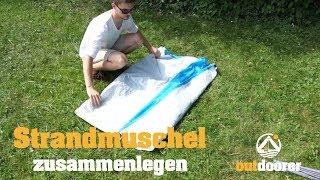 Strandmuschel zusammenlegen - und hinein ins Mini-Packmaß