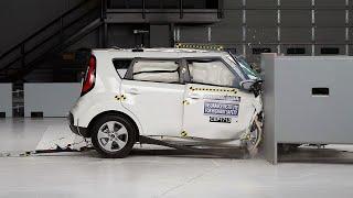 2018 Kia Soul passenger-side small overlap IIHS crash test