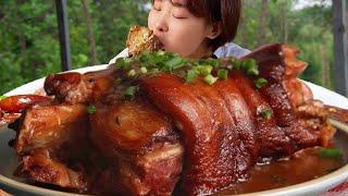 Qiu Mei bought four pig hoof arms and got a braised elbow to eat. The color was ruddy  fragrant  te