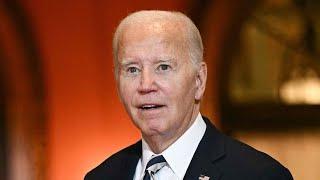 ‘Embarrassing: Joe Biden stands on stage in silence after losing train of thought