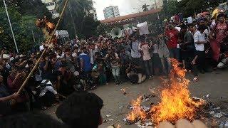 Students burn effigy of Minister Shahjahan Khan at Shahbagh