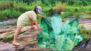 The original state of the rare green crystal. Ying looking for crystals in the valley。寻找绿水晶，宝石