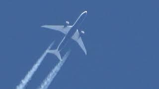 British Airway Boeing 787-9 Dreamliner leaving Contrails G-ZBKI