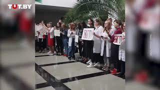 BGU students perform ‘Pahonia’ and ‘Grai, shukai’. Minsk, September 7, 2020