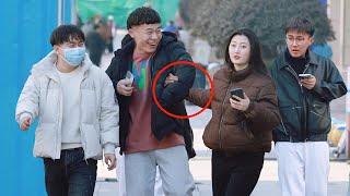 Mistaking Strangers for Boyfriend | Prank 女生错把路人当成男友，小哥一脸震惊被牵着走了好久