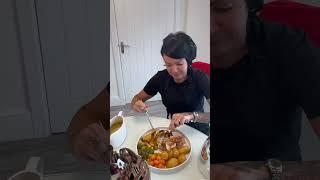 Mums cooking up the viral Christmas dinner box ||| RIGHT GUYS REVIEW