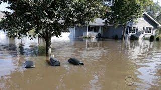 Thousands flee to beat flooding in Cedar Rapids, Iowa