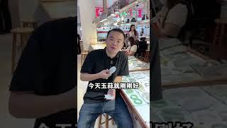 翡翠手镯， 春带彩真的是经典永不过时，什么时候看都不会腻#翡翠#翡翠手镯#翡翠直播