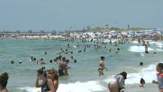 Plage bondée à Miami Beach malgré la flambée de cas de Covid-19 | AFP Images