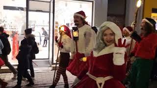 Parade des 50 lutins à Grenoble avec le Père et la Mère Noël