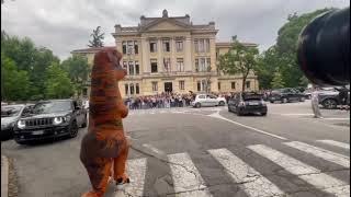 Ultimo giorno di scuola a Treviso: tra i brindisi sbuca pure il costume da dinosauro