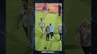 شوف محمود دونجا لاعب بيراميدز يدخل في وصلات ضحك وهزار مع مسئولي الزمالك بـ نهائي كأس مصر