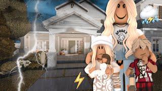 FALL THUNDERSTORM ️ ! *POWER OUTAGE* | ROBLOX BLOXBURG FAMILY ROLEPLAY | **WITH VOICE**