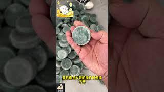 水墨飘花锁平安，一环翠影映流年 #飘花平安扣 #翡翠  #翡翠意境美学 #翡翠平安扣 #俏色巧雕