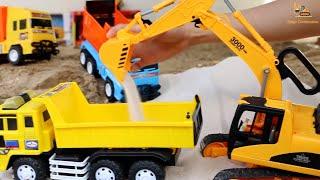 เล่นรถของเล่นก่อสร้างตักทรายทะเล รถแม็คโคร รถบรรทุก Digger and truck