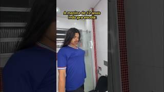 A menina de 12 anos indo pra escola