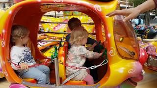 kindermuziek en kermis draaimolen glijbaan spelen met Beau