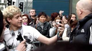 One Direction meeting fans in Manchester  crazyyyyyyyyyyy!