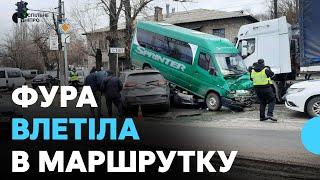 Троє людей травмовано: У Дніпрі водій фури спровокував ДТП