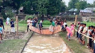 ঝুলন্ত ব্রিজে টিকে থাকার লড়াই। সেরা বিনোদনের ঈদের খেলায় গ্রামের সবাই আকর্ষণীয় পুরস্কার জিতে নিলো