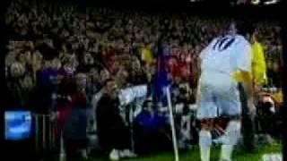 barcelona fans throw pig head at luis figo برشلونة و رأس الخنزير