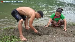 Survival Skills: Primitive Life Dig Cracks Find Catfish in Dry Season - Fish in underground Secret