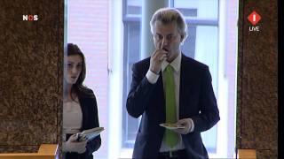 Geert Wilders likt z'n vingers af tijdens debat