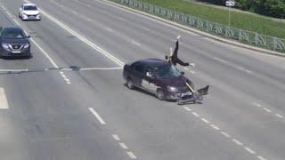 "Гранта" пролетела на жёлтый и срубила СИМокатчика. Real video